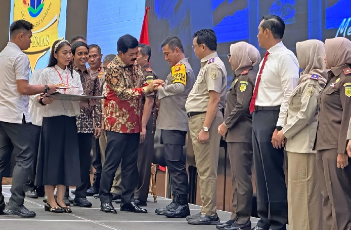 Kepala Kepolisian Daerah Jambi Irjen Pol Rusdi Hartono menerima penyematan Pin Emas dari Menteri Agraria dan Tata Ruang/Badan Pertanahan Nasional (Kementerian ATR/BPN) Hadi Tjahyanto.