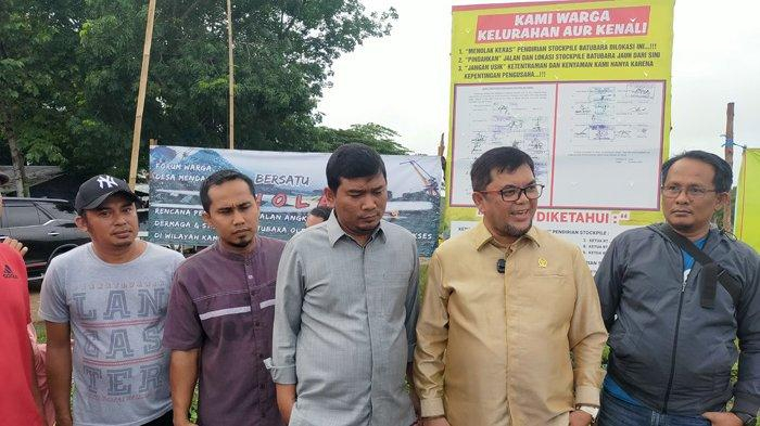 Anggota Komisi III DPRD Provinsi Jambi Ivan Wirata didampingi Rocky Chandra saat dialog bersama masyarakat, mendengarkan keluhan terkait rencana berdirinya stockpile batubara dikawasan Aur Kenali, Telanaipura Kota Jambi.