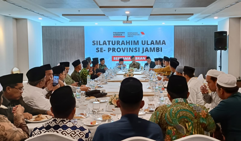 Momen Penuh Keakraban Gibran Silaturahmi dengan Ulama di Jambi.