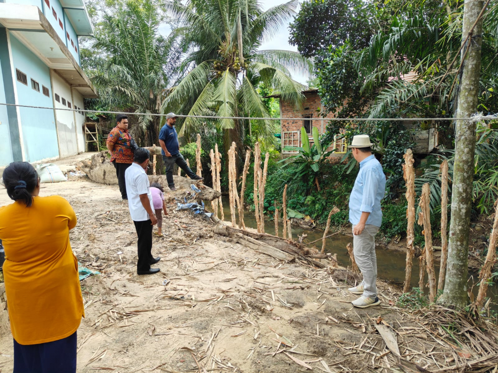 Anggota DPRD Provinsi Jambi, Budi Yako, Senin (20/11) memantau langsung pembangunan drainase di Kelurahan Mayang Mangurai Kota Jambi yang dikerjakan Dinas Pekerjaan Umum dan Perumahan Rakyat (PUPR) Provinsi Jambi.