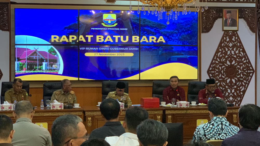 Ketua DPRD Provinsi Jambi, Edi Purwanto menghadiri rapat dalam rangka percepatan pembangunan jalan khusus batubara uang dibangun oleh PT Sinar Anugeah Sukses (SAS) dan penjelasan terhadap stockpile yang berada di Aur Duri Kota Jambi, Senin (27/11).