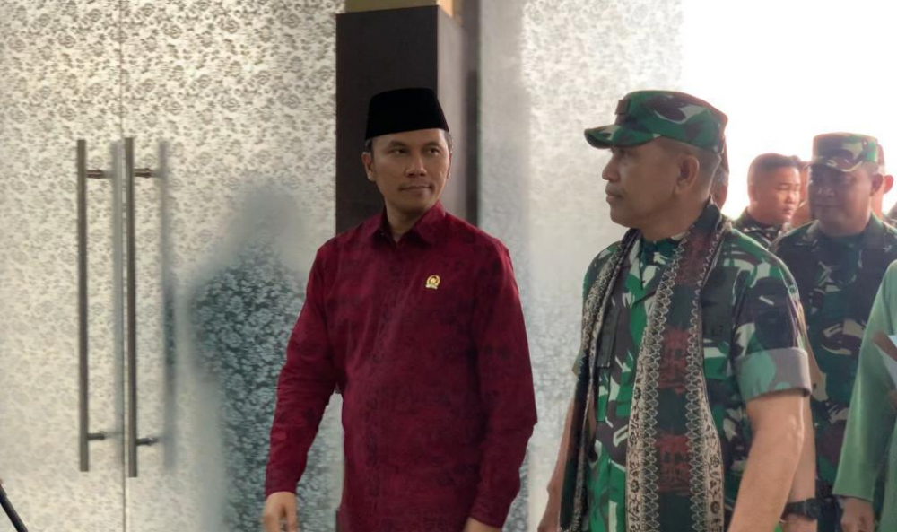 Ketua DPRD Provinsi Jambi, Edi Purwanto menyambut kedatangan Danrem 042/Gapu di VIP Room Bandara Sultan Thaha Jambi, Senin (27/11).