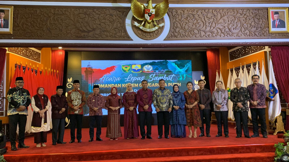 Ketua DPRD Provinsi Jambi, Edi Purwanto menghadiri acara Lepas Sambut Komandan Korem 042/Gapu dari Brigjen TNI Supriono kepada Kolonel Inf Rachmad, Senin malam (27/11) di Auditorium Rumah Dinas Gubernur Jambi.