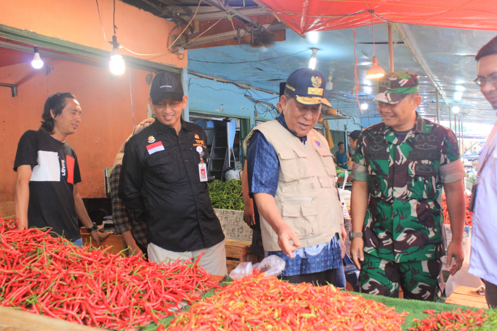 Wakil Gubernur Jambi Drs. H. Abdullah Sani, M.Pdi terus memantau dan memastikan harga bahan pokok stabil dan stok aman menyambut Natal dan Tahun Baru 2024. 