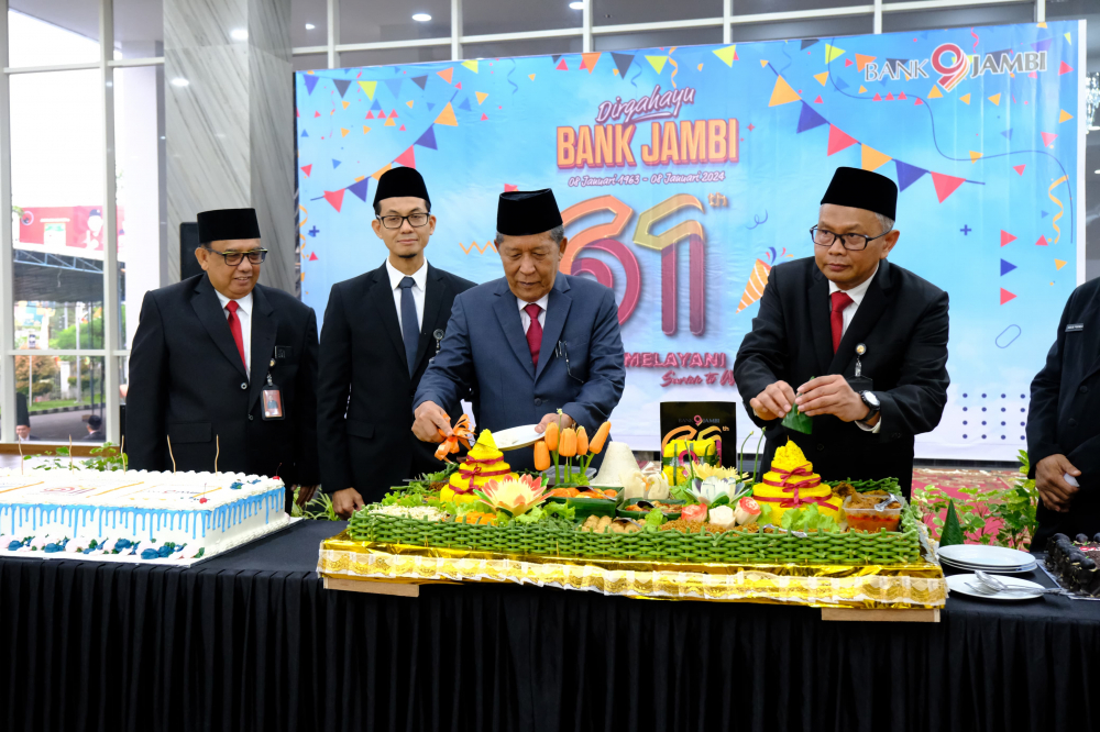 Peringatan Hari Ulang Tahun ke-61 Bank Pembangunan Daerah Jambi di Halaman Gedung Mahligai Bank 9 Jambi Telanai Pura, Kota Jambi, Senin (08/01/2024).
