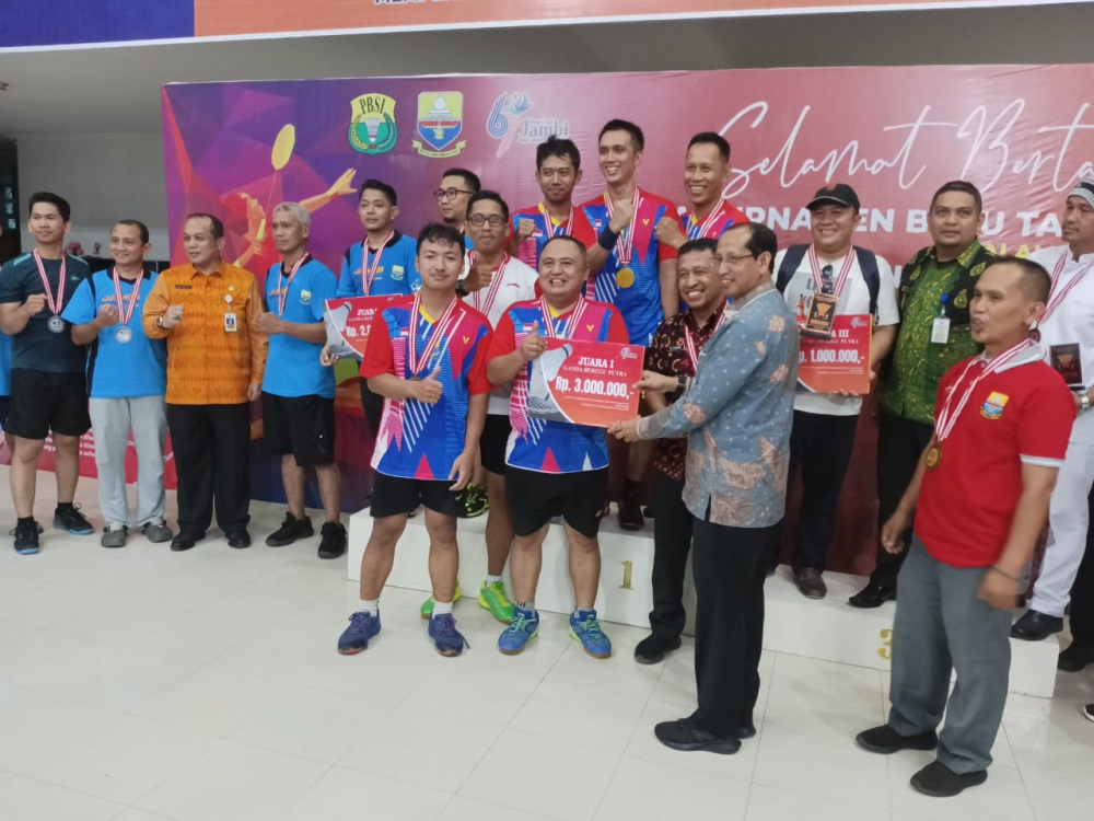 Penyerahan Hadiah Pemenang Batminton