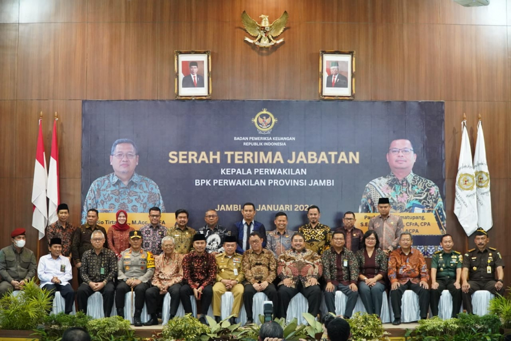 Gubernur saat menghadiri Serah Terima Jabatan (Sertijab) Kepala Perwakilan BPK Perwakilan Provinsi Jambi, dari Rio Tirta kepada Paula Henry Simatupang bertempat di Auditorium BPK Perwakilan Provinsi Jambi, Senin (15/1).