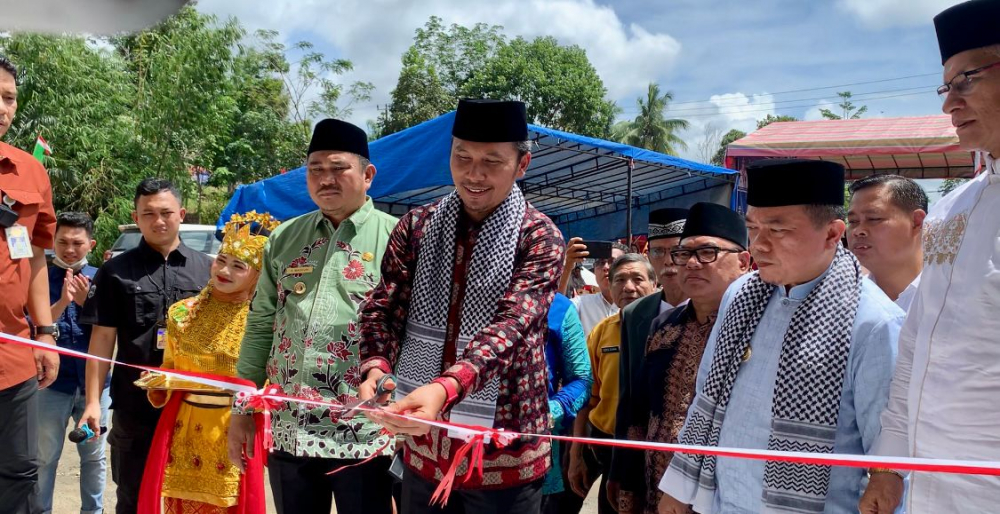 Ketua DPRD Jambi Potong Pita Peresmian Masjid Raya di Dusun Bangka Keloyang.