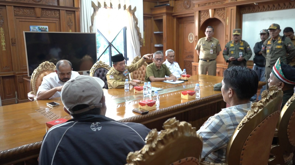 Gubernur Jambi Al Haris saat berdialog bersama KS Bara 