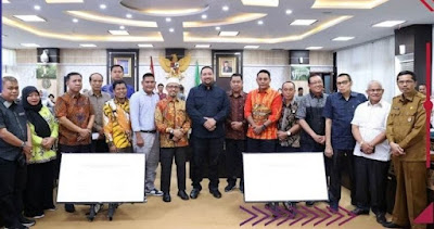 Wakil Ketua DPRD Provinsi Jambi, Pinto Jayanegara mempipin langsung Bandan Anggaran (Banggar) dan Badan Musyawarah (Banmus) DPRD Provinsi Jambi Study Banding ke DPRD Sumatera Barat.