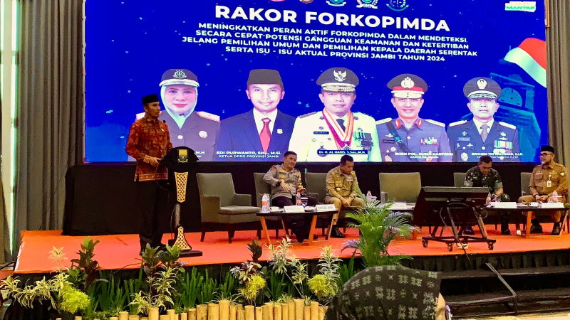 Ketua DPRD Provinsi Jambi Edi Purwanto memberikan sambutan dalam Rakor Deteksi Potensi Ganguan Kamtibmas Jelang Pemilu, Senin (12/2). 