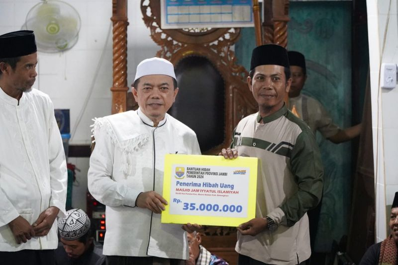 Gubernur Jambi Al Haris menyerahkan secara simbolis bantuan dana hibah untuk pembangunan 10 masjid di Kabupaten Batanhari.