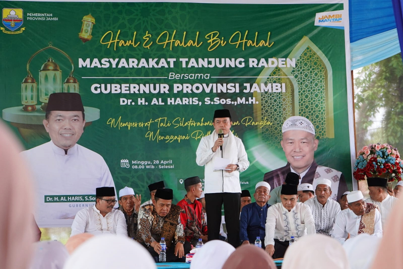 Gubernur Jambi Al Haris memberikan sambutan dalam kegiatan Haul dan Halal Bihalal bersama masyarakat Tanjung Raden, Kecamatan Danau Teluk Seberang Kota Jambi, Minggu (28/4)