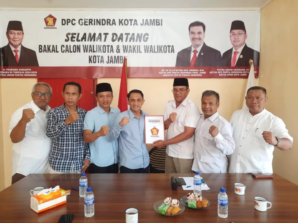 Eko Setiawan menjadi calon pertama yang mendaftar sebagai Bakal Calon Walikota Jambi ke DPC Partai Gerindra Kota Jambi pada hari pertama pembukaan penjaringan, Senin (29/4/2024). 