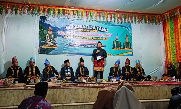 Gubernur Jambi Al Haris menyampikan sambutan dalam kegiatan Kenduri Sko Dusun Tigo Kecamatan Jangkat, Kabupaten Merangin, Jumat (03/5) malam