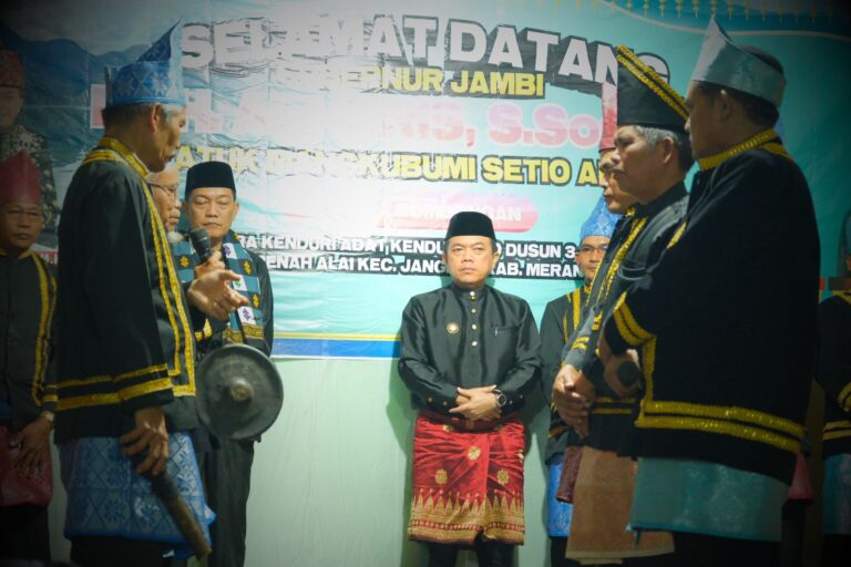 Gubernur Jambi Al Haris dianugerahi gelar Depati Payung oleh masyarakat adat dusun tigo wilayah adat Depati Karti Mudo Menggalo Renah Alai, Rantau Kermas dan Lubuk Mentilin.