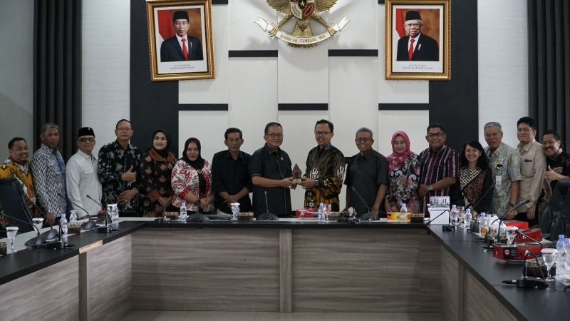 DPRD Provinsi Jambi saat menerima kunjungan Pansus 10 DPRD Jawa Tengah di ruang Banggar DPRD Provinsi Jambi, Senin (13/5).