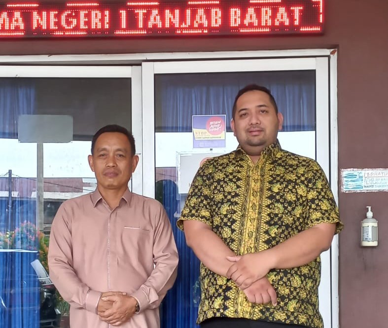 Waka DPRD Provinsi Jambi saat mengunjungi SMAN 1 Tanjungjabung Barat, Kamis (16/5).