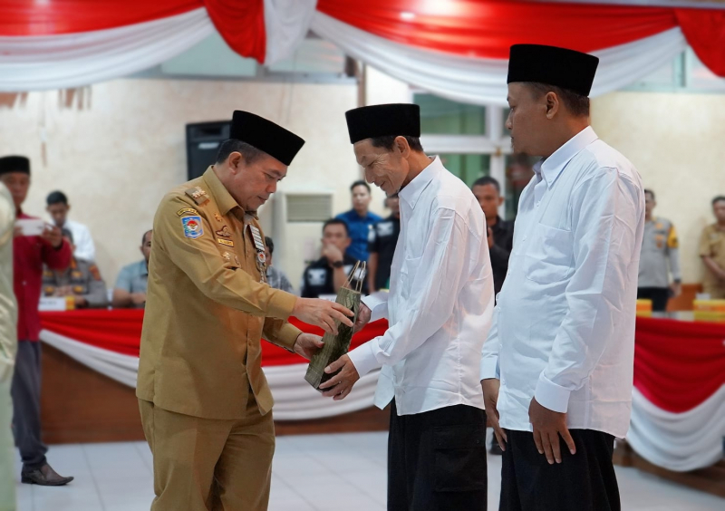 Gubernur Jambi Al Haris saat menghadiri Pembacaan dan Penandatanganan Pernyataan Ikrar Setia NKRI, Jaringan JAS dan Eks Napiter Wilayah Jambi di Aula Besar Kantor Bupati Batanghari, Selasa (30/4