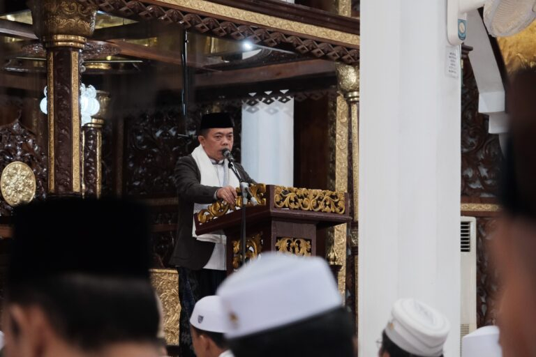 Sholat Idul Adha di Masjid Agung Al Falah, Al Haris Serahkan Hewan Kurban dan Doakan Jamaah Haji Jambi.