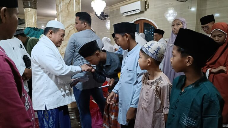 Safari Subuh di Masjid Baitul Mukhlisin Paal Merah, Al Haris Berikan Sembako dan Santuni Anak Yatim