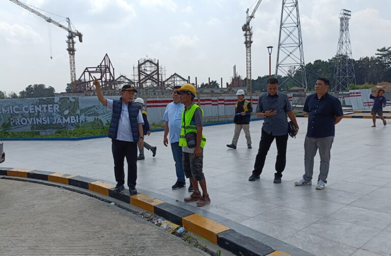 Gubernur Jambi Al Haris melakukan sidak proyek Islamic Center. 