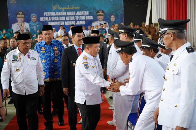 Gubernur Jambi saat menghadiri pengukuhan perpanjangan jabatan Kades di Muarojambi, Rabu (19/6)