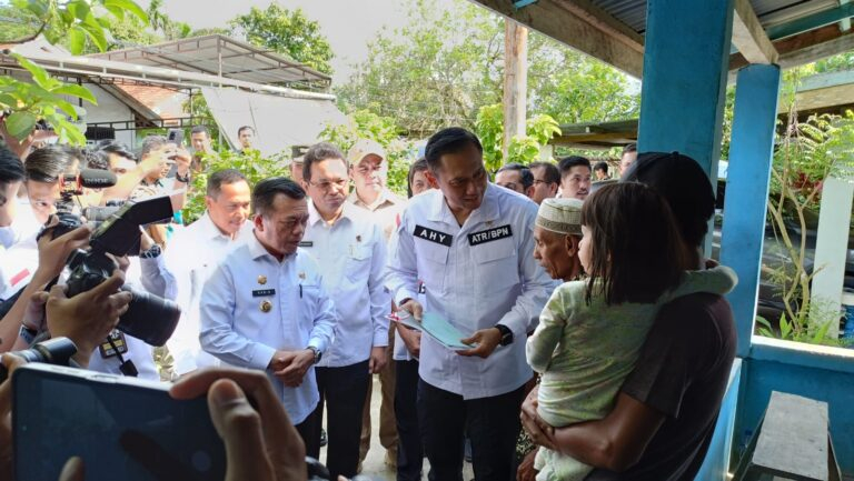 AHY Didampingi Al Haris Antar Sertifikat ke Rumah Warga. 