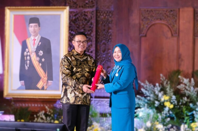 Al Haris dan Hesnidar Haris Terima Penghargaan Manggala Karya Kencana. Foto dok Kominfo Provinsi Jambi