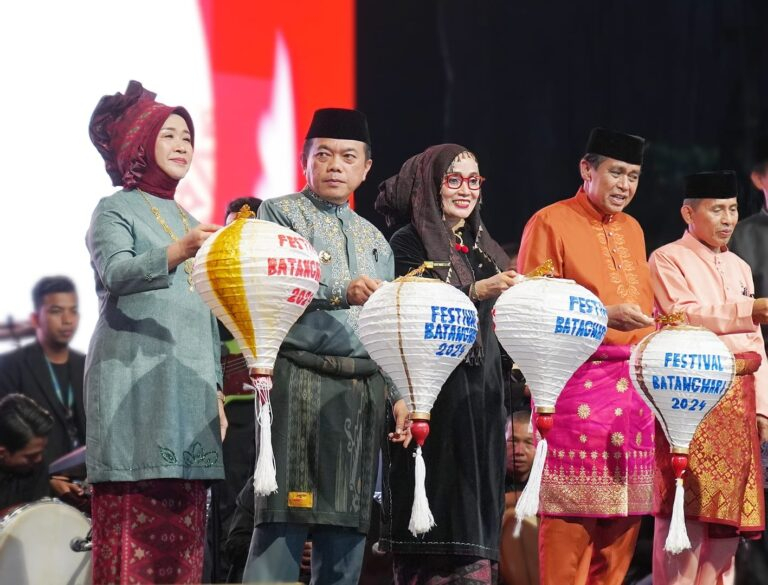 Gubernur Jambi Al Haris Buka Festival Batanghari 2024. Foto dok Kominfo Provinsi Jambi