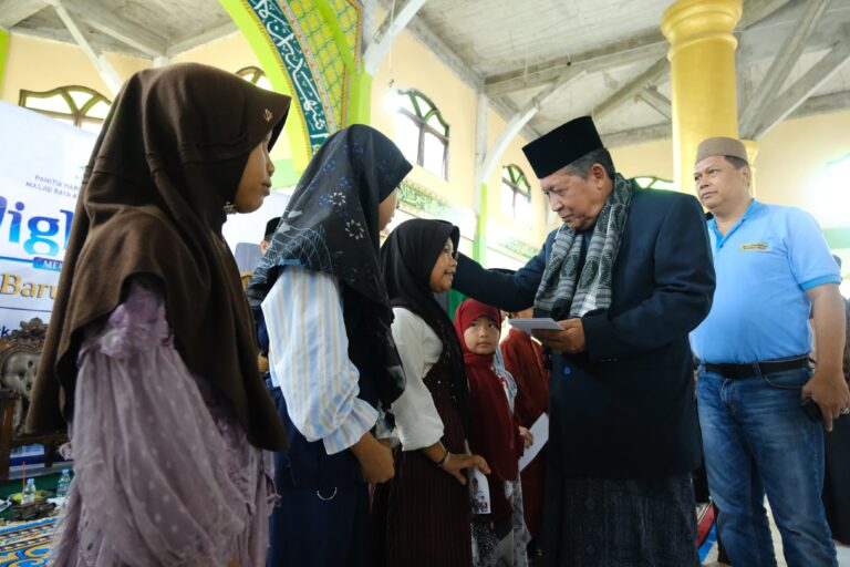 Semarak Muharram, Wagub Abdullah Sani Santuni 175 Anak Yatim Se-Kecamatan Betara. Foto dok Kominfo Provinsi Jambi