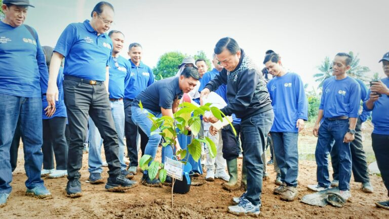 Peringatan hari lingkungan hidup sedunia di Tebo. Momen Gubernur Jambi Al Haris menanam pohon.