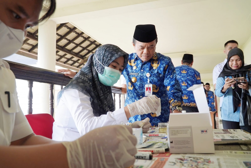 Gubernur Jambi saat menjalani tes urine oleh BNN Jambi, Rabu (17/5)