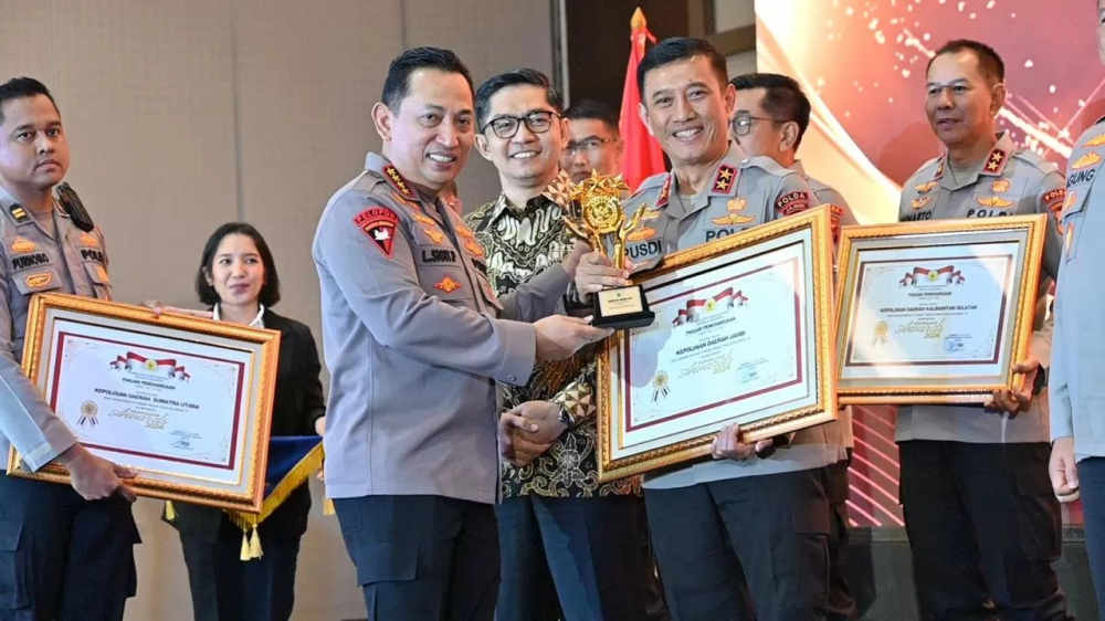 Kapolda Jambi Irjen Rusdi Hartono menerima penghargaan dari Kapolri Jenderal Listyo Sigit Prabowo pada ajang Kompolnas Award 2024 