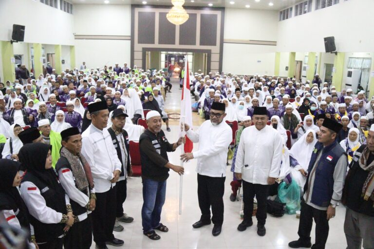 Sekda Sudirman Sambut Kepulangan 446 Jemaah Haji Jambi Kloter 25. Foto dok Kominfo Provinsi Jambi