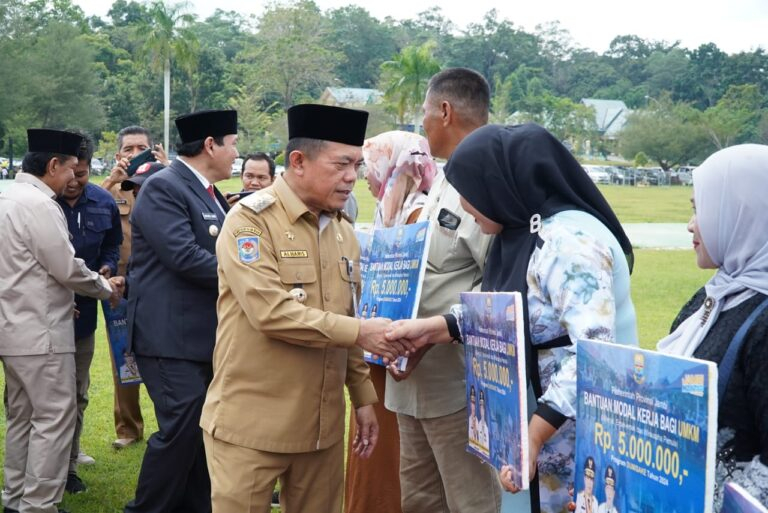 Al Haris Serahkan Bantuan Dumisake UMKM dan Kehutanan Senilai Rp 800 Juta di Sarolangun.