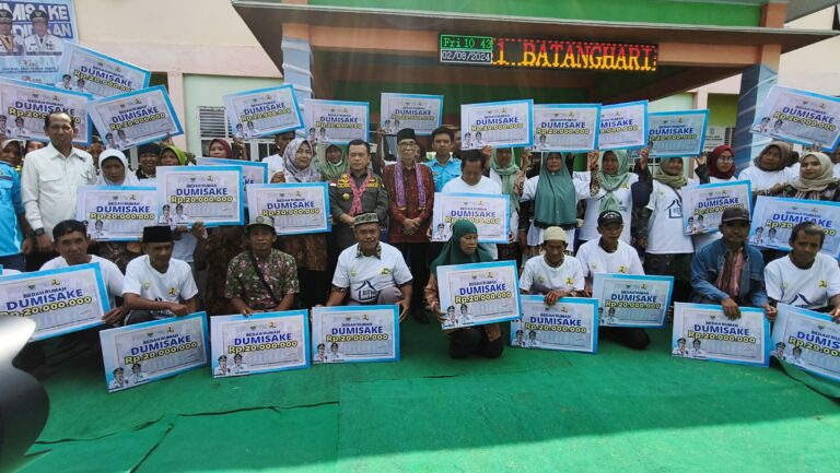 Al Haris Serahkan Bantuan Dumisake Bernilai Miliaran Rupiah untuk Warga Batanghari.