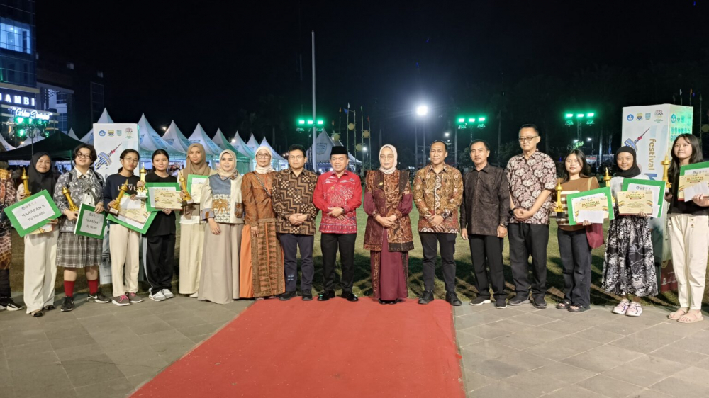 Gubernur Jambi Al Haris, Pj Walikota Jambi bersama juara lomba Festival Keris Siginjai Kota Jambi.