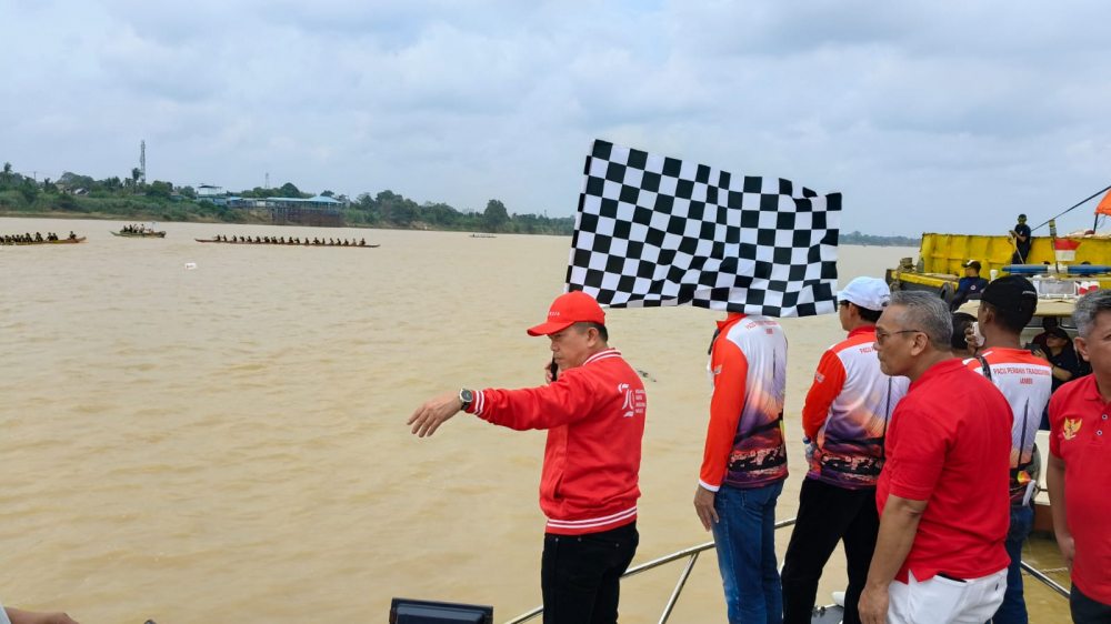 Lomba Perahu Tradisional Seberang Kota Jambi.