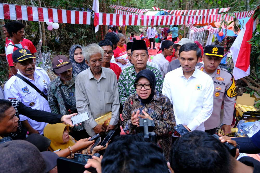 Abdullah Sani Dampingi Mensos Risma Kunjungi SAD dan Serahkan Bantuan. Foto dok Kominfo Prov Jambi