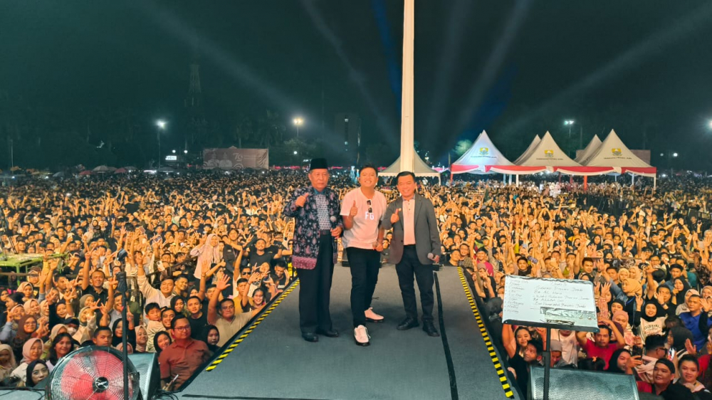 Dihibur Denny Caknan, Ribuan Warga Antusias Saksikan Konser Kemerdekaan RI di Jambi. 