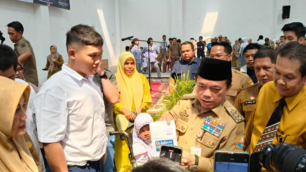 Diserahkan Gubernur Al Haris, 1.259 Siswa Tidak Mampu di Kota Jambi Terima Bantuan Dumisake Pendidikan.