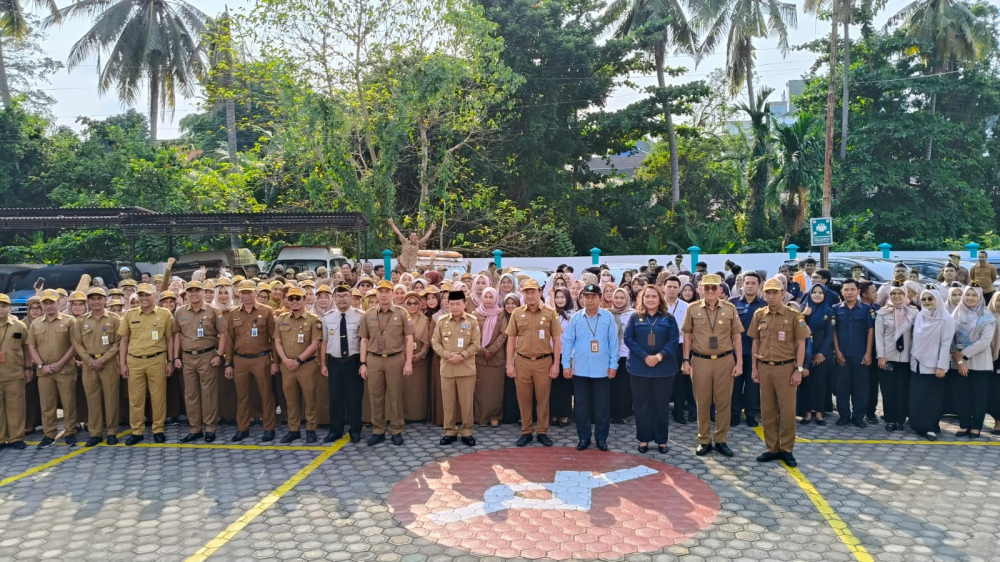 Gubernur Jambi Al Haris bersama insan kesehatan Jambi.