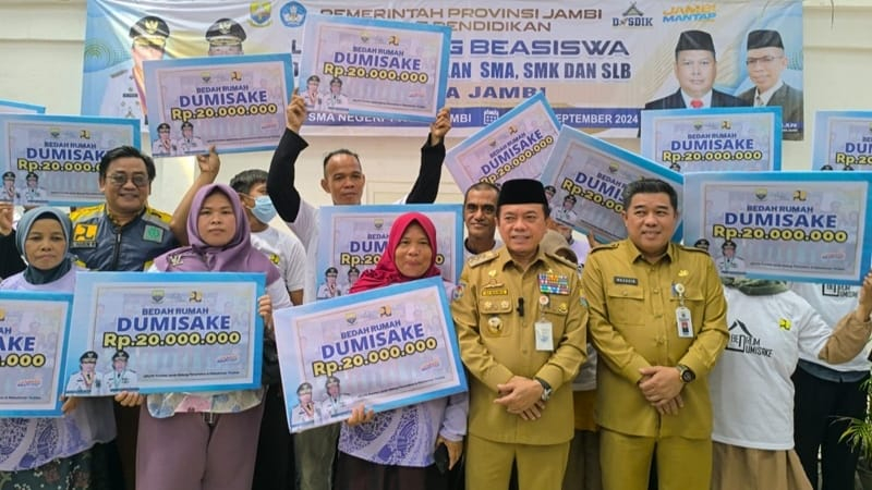 Kadis PUPR Muzakir Dampingi Gubernur Serahkan Bantuan Dumisake Bedah Rumah di Kota Jambi. 