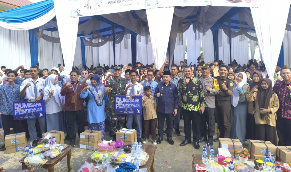 Gubernur Jambi Al Haris didampingi Bupati Bungo Mashuri menyerahkan bantuan Dumisake.