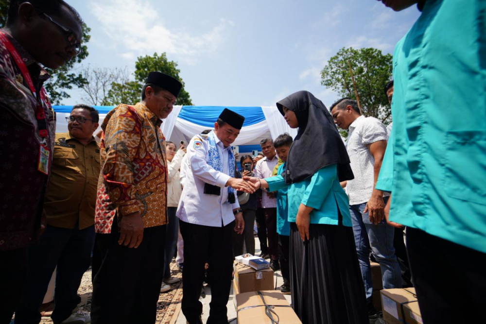 Gubernur Al Haris Serahkan Bantuan Peralatan Sekolah untuk Siswa Tidak Mampu Kota Sungaipenuh.