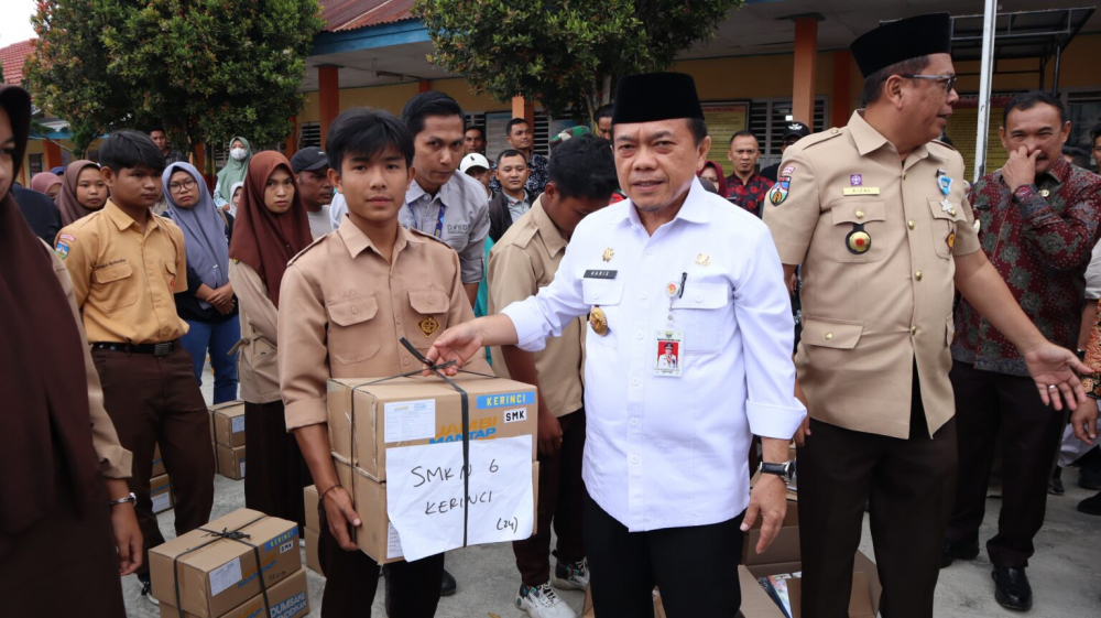 Al Haris Serahkan Dumisake Bantuan Pendidikan dan Modal UMKM Kabupaten Kerinci. 