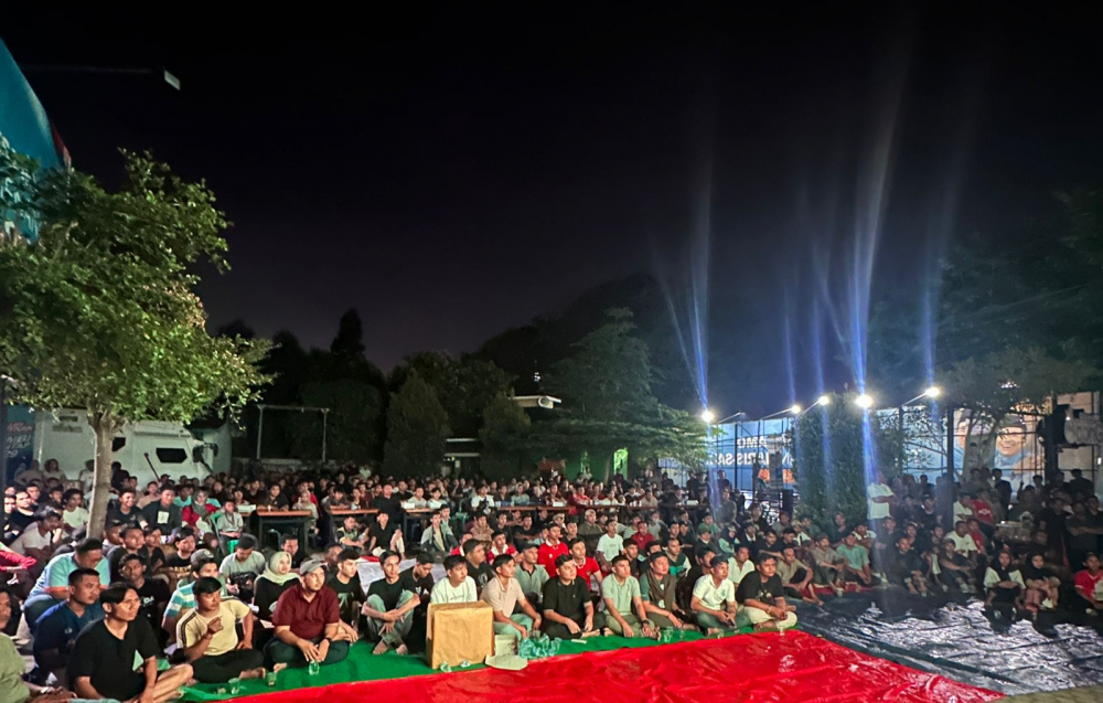 Milenial Padati Nobar Indonesia vs Australia di Posko Pemenangan Rumah Besamo Haris-Sani.