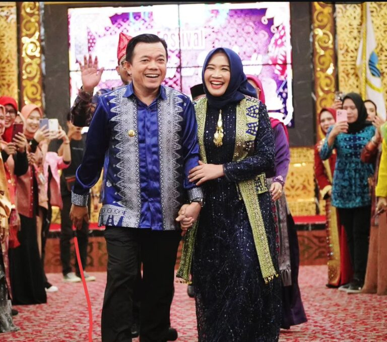 Kerennya Al Haris-Hesnidar Haris Kenalkan Tenun Songket Batik Jambi di Catwalk.