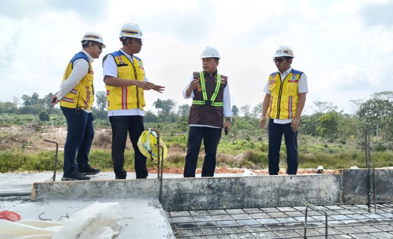 Gubernur Jambi Al Haris saat Meninjau proyek infrastruktur beberapa waktu lalu.